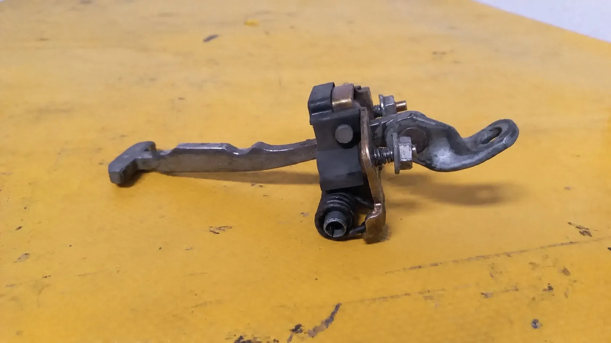 Nissan Platina 2002 - 2010 Tirante Delantera Izquierda Usado Original