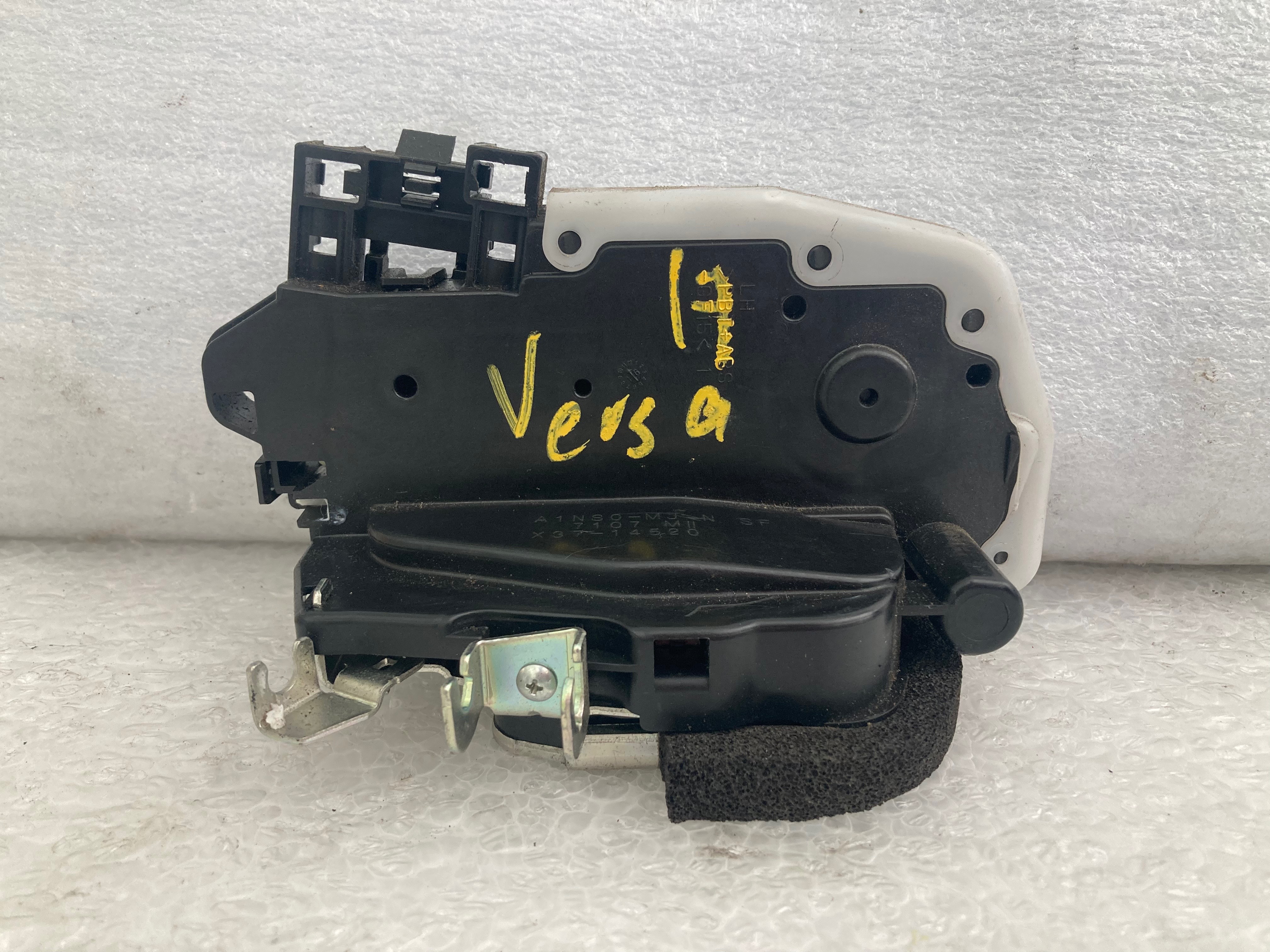Nissan March 2014 - 2020 Chapa Trasera Izquierda Usado Original - vista 1