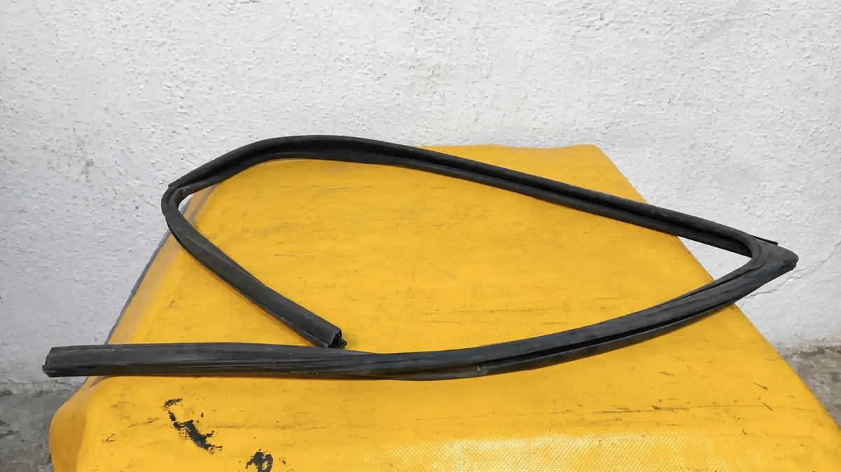 Nissan Aprio 2008 - 2010 Empaques Delantera Derecha Usado Original