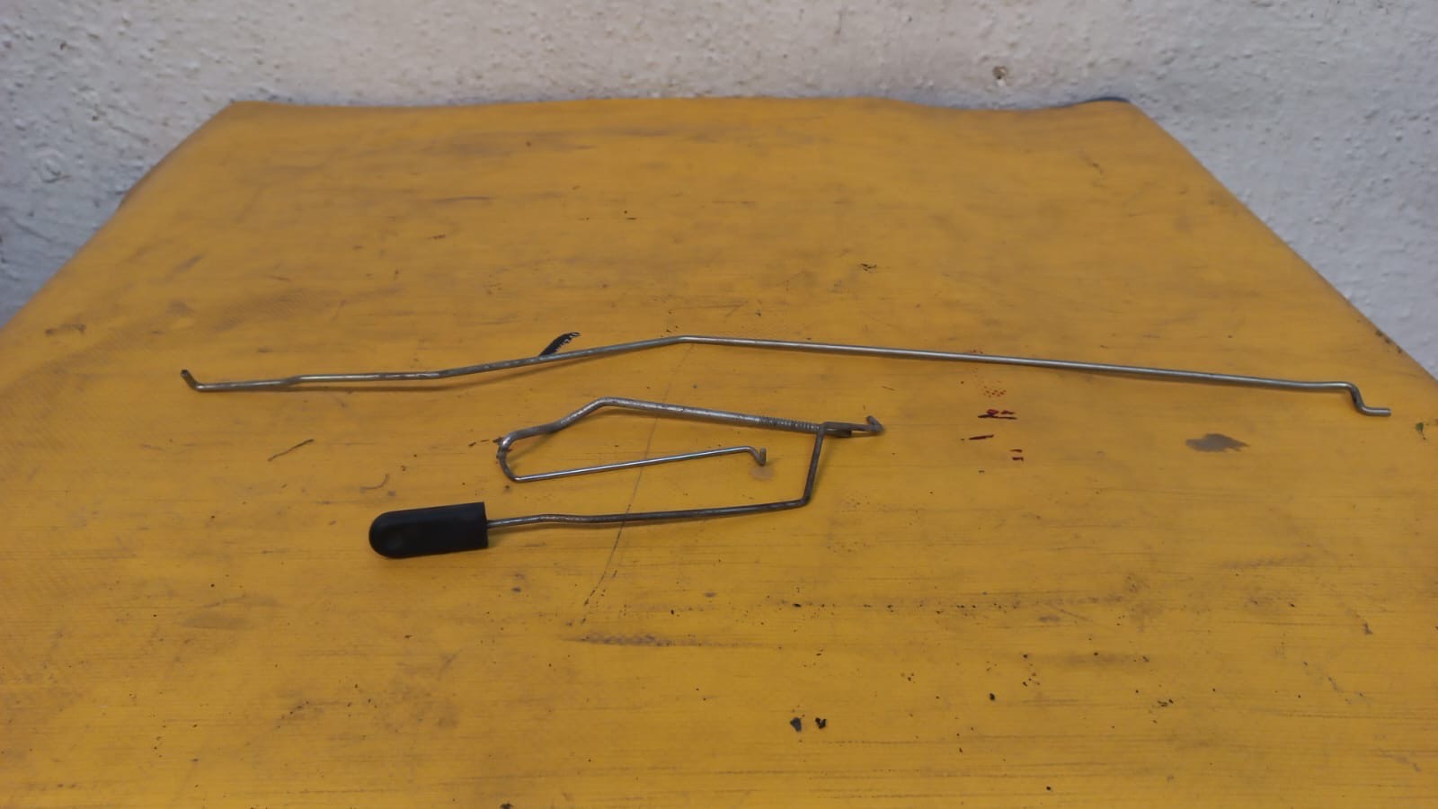 Nissan Aprio 2008 - 2010 Botadores de Seguros Delantera Derecha Usado Original