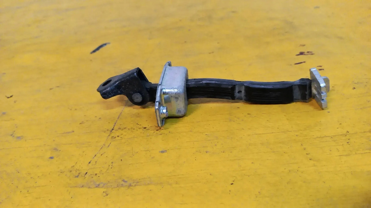 Toyota Yaris 2007 - 2016 Tirante Trasera Izquierdo Usado Original
