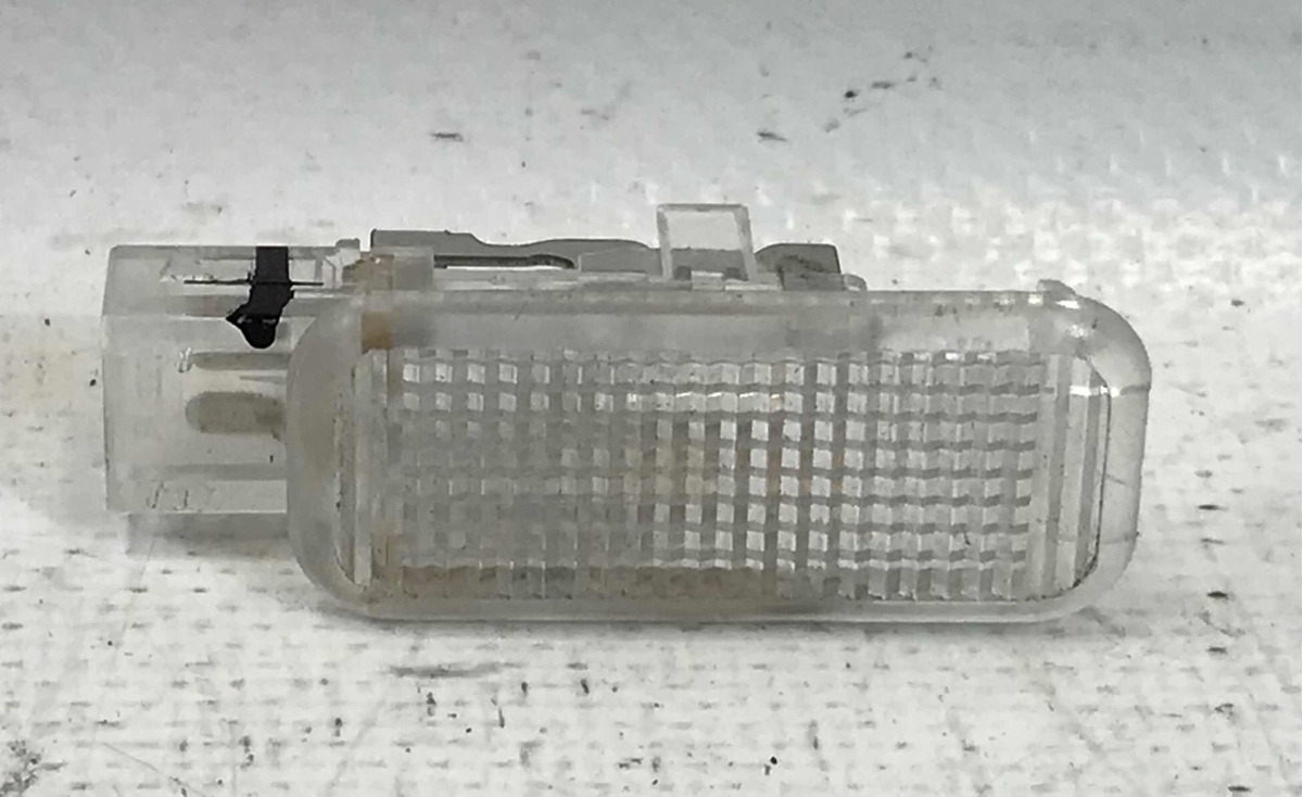 Audi A4 1999 Al 2008 Luz De Cortesia Panel Delantero Derecho