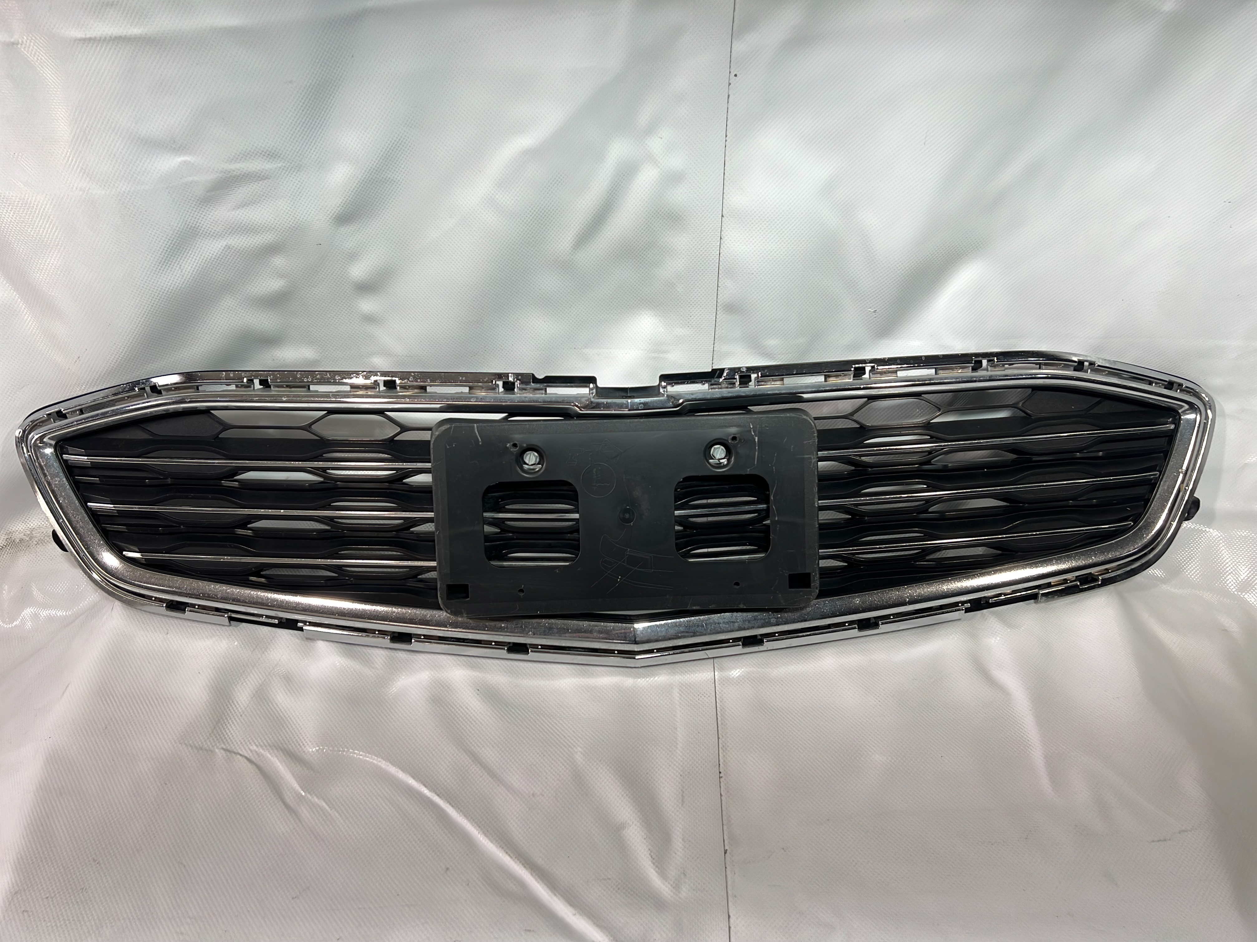 Chevrolet Malibu 2016 - 2018 Parrilla Inferior Usado Original - vista 1