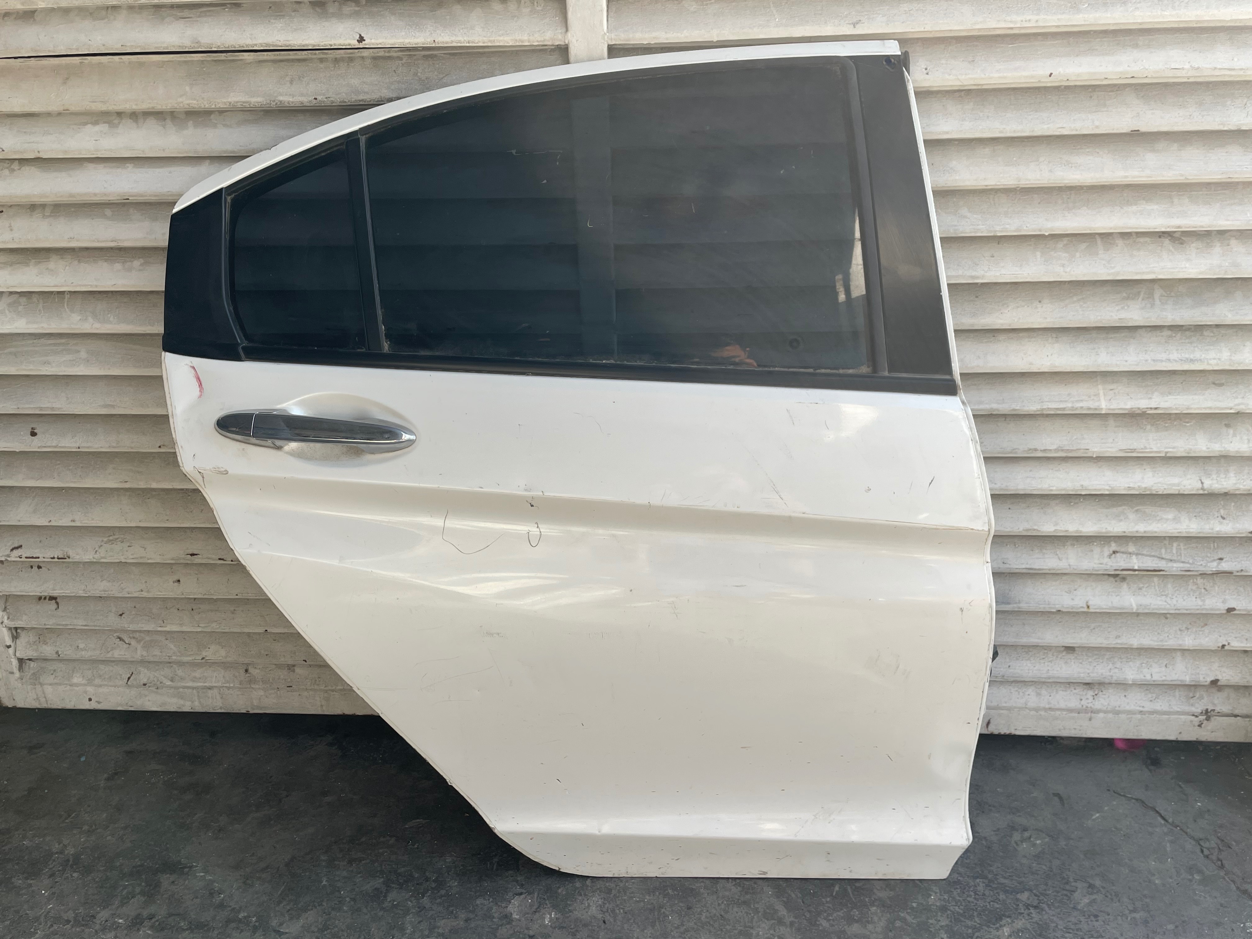 Honda City 2014 - 2019 Puerta Trasera Derecho Usado Original - vista 1
