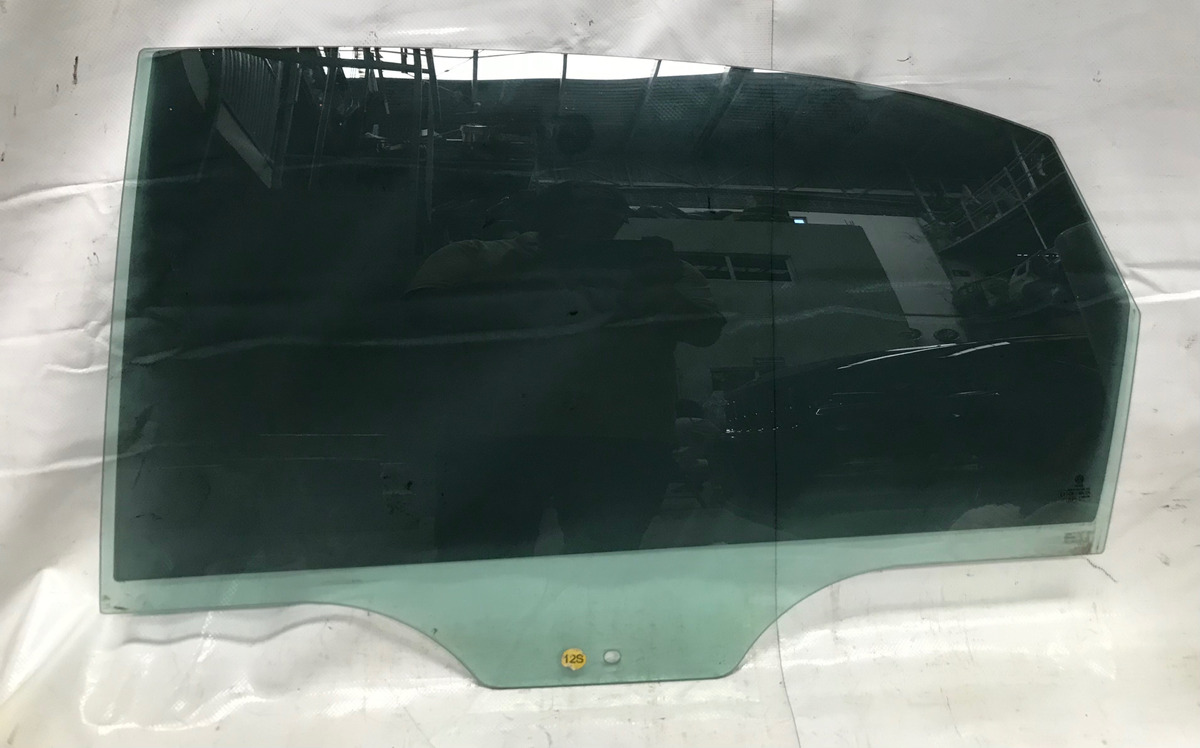 Volkswagen PASSAT 2012 - 2018 Medallon Trasera Izquierdo Usado