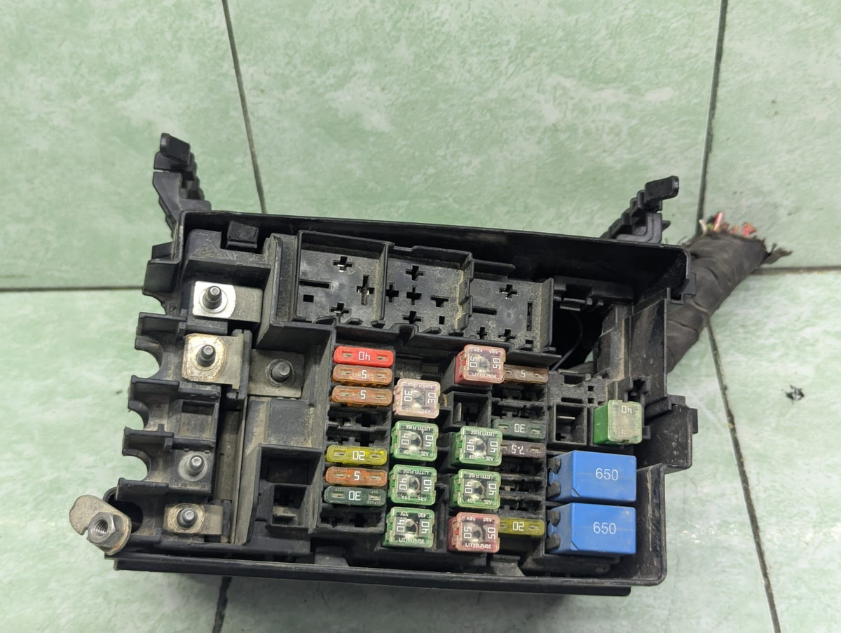 Volkswagen Passat 2011-2015 Caja De Fusibles Original