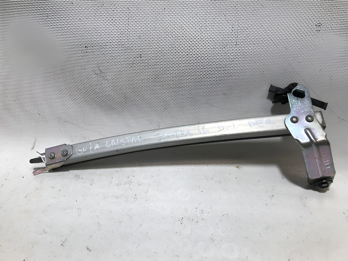 Nissan Sentra 2013 Al 2019 Guia De Cristal Delantero Rh