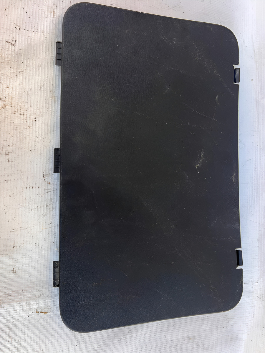 Tapa Trasera Derecha Toyota Sienna 2024 Usado Original Negro