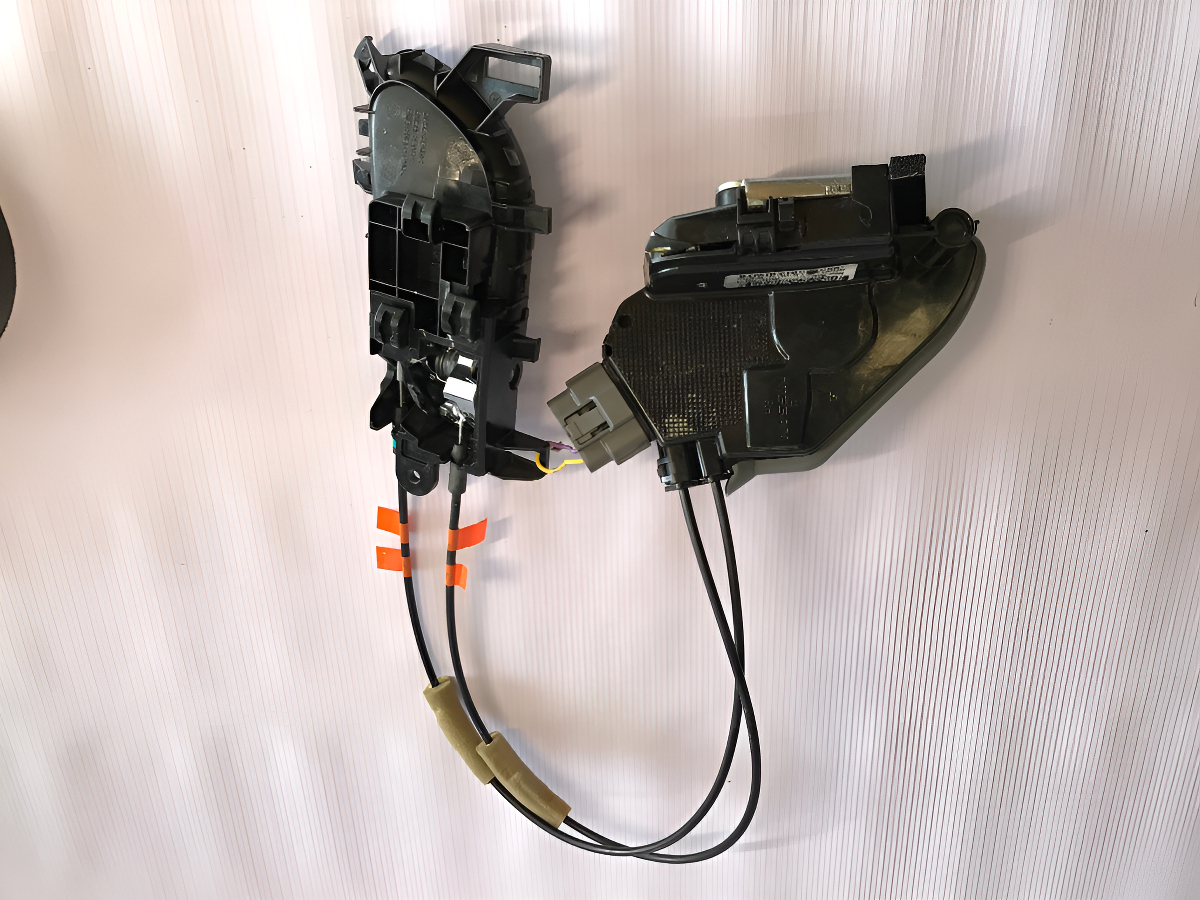 Nissan Sentra 2013-2018 Chapa Puerta Deantera Derecha.