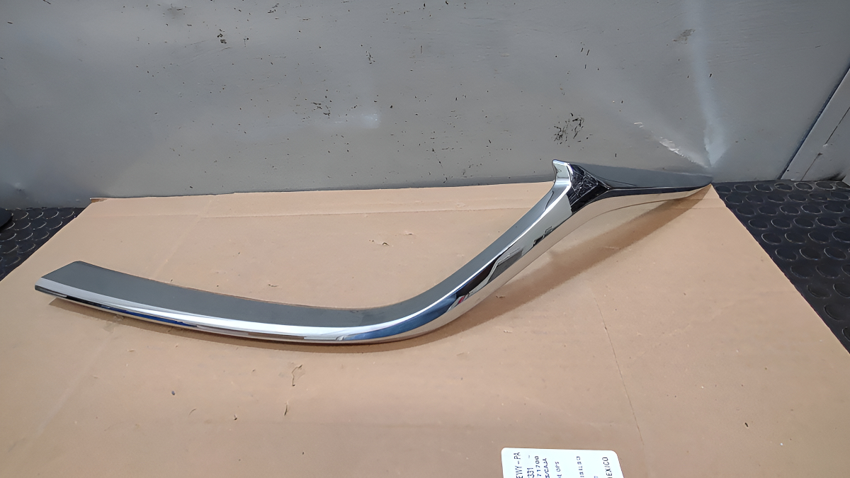Mazda 3 2016 - 2017 Cromo Izquierdo De Parrilla Delantera