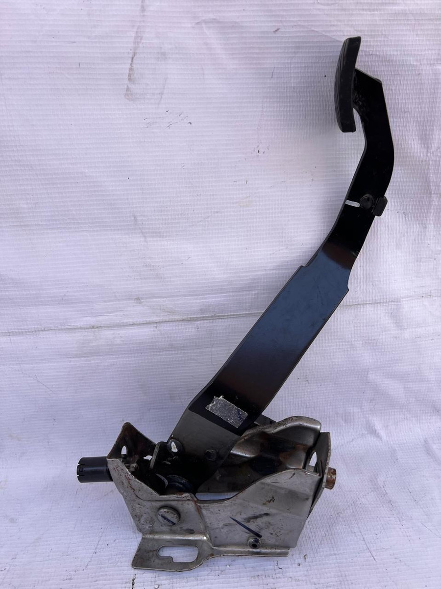 Pedal De Clutch Mitsubishi L200 Disel 15-19 Usado Original