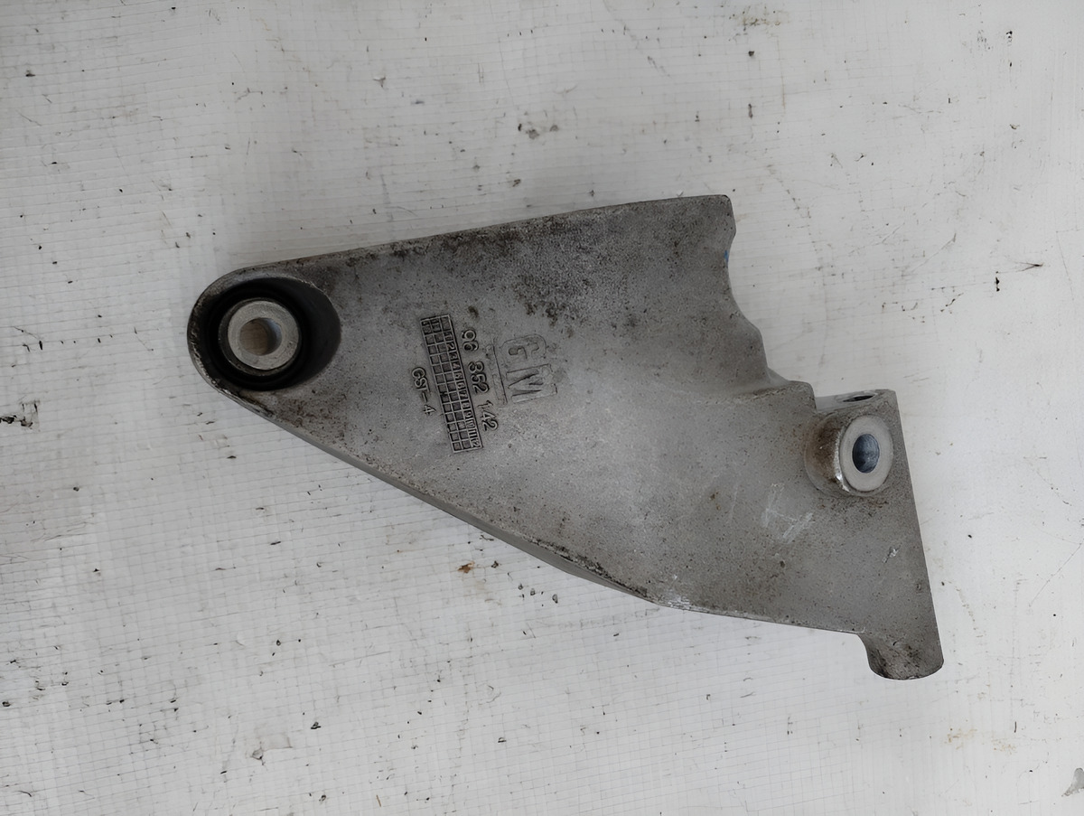 Base De Soporte Alternador Chevrolet Aveo 2015 Usado Origina