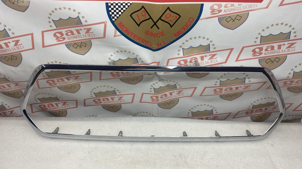 Moldura Cromada Parrilla Toyota Tacoma 15 Al 20