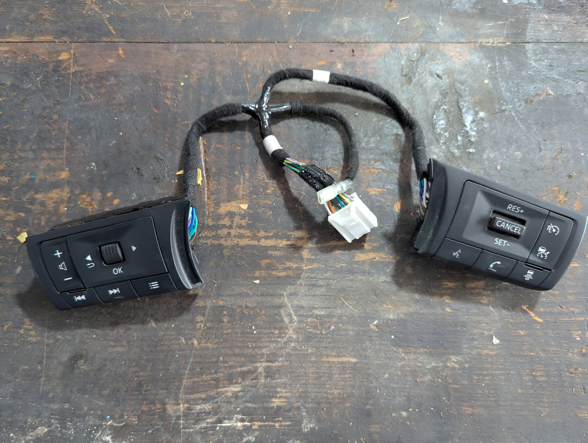 Nissan Kicks 2025-2026 Controles Audio Volante