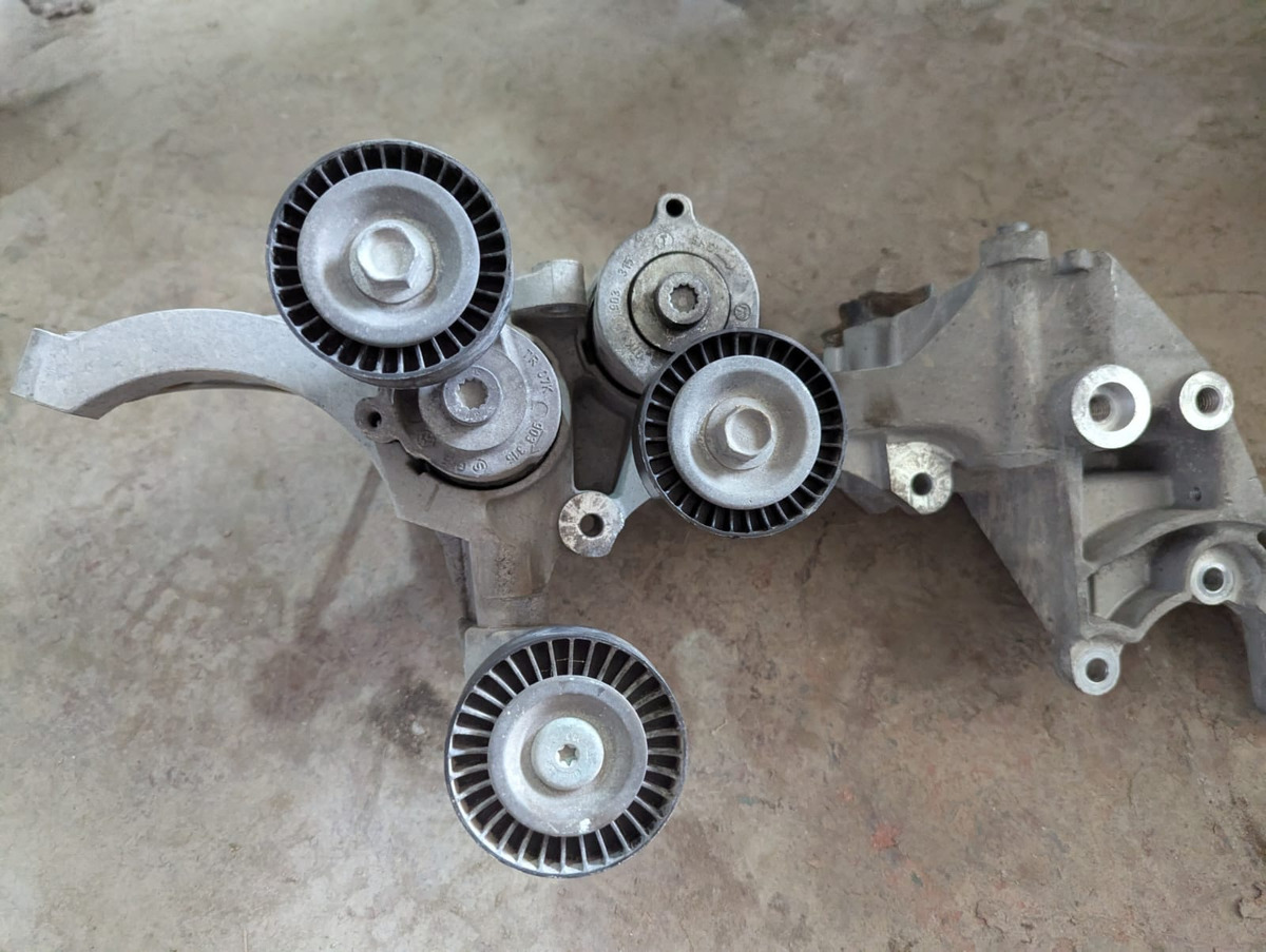 Vw Passat 2.5 10-15 Base De Alternador Compresor C/poleas