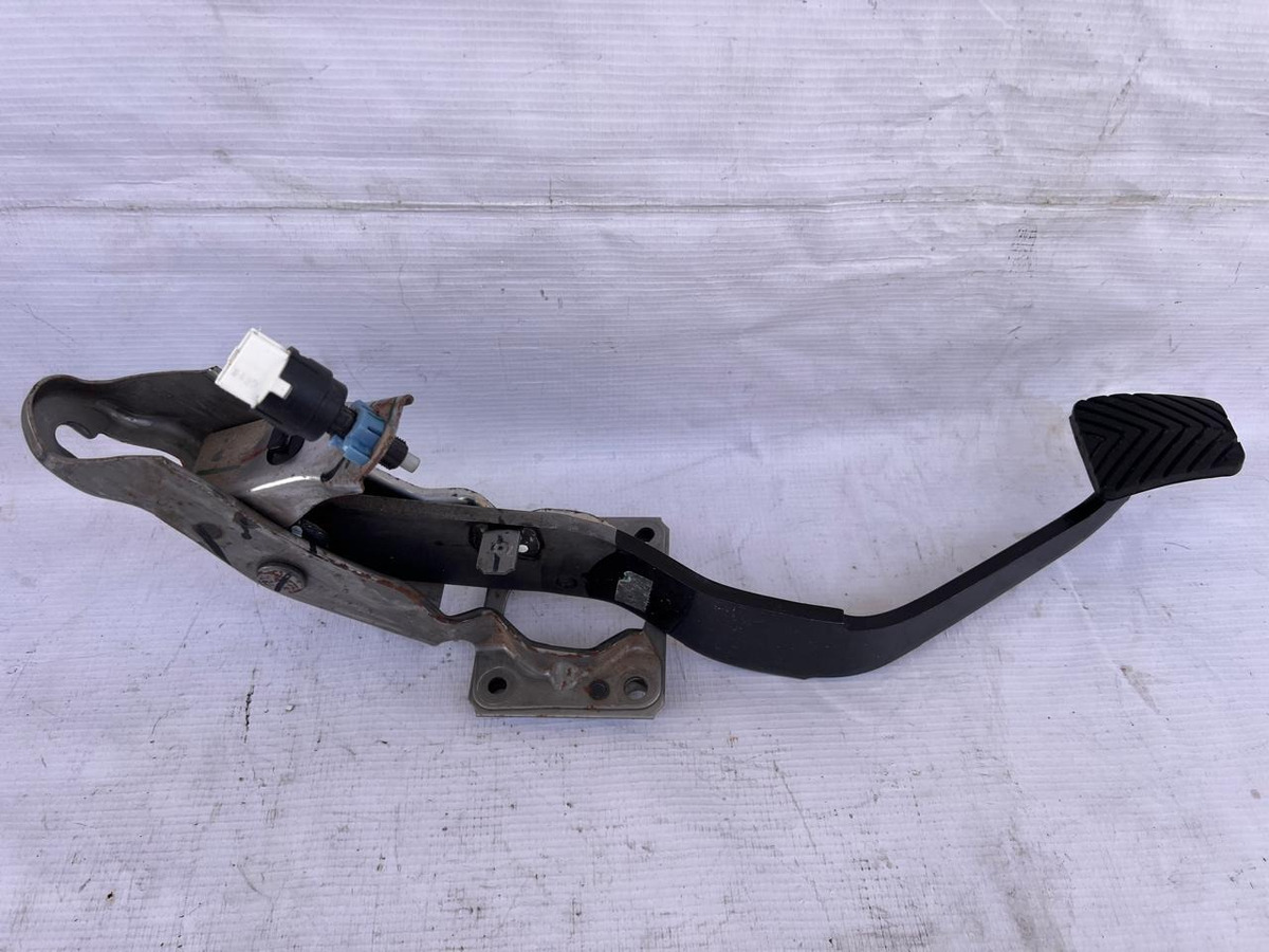 Pedal D Freno Mitsubishi L200 Disel 2015-2019 Usado Original