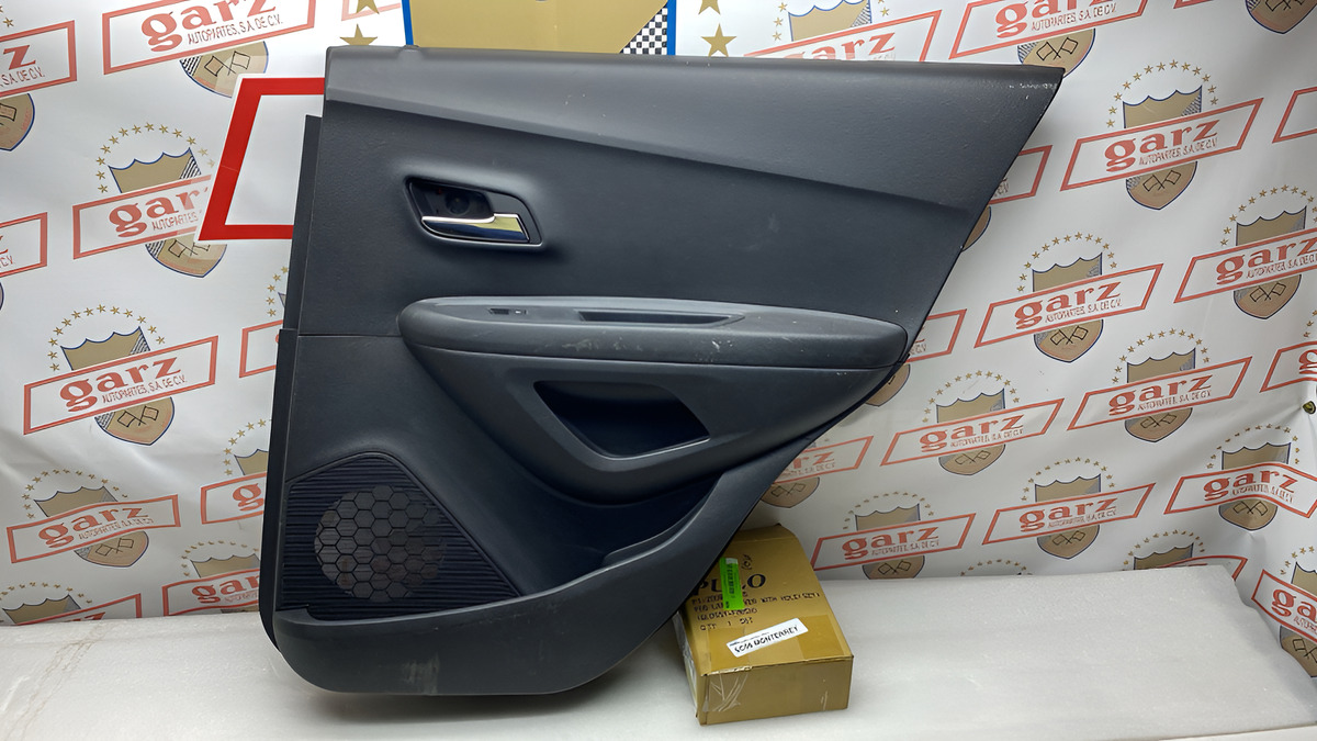 Vestidura Puerta Trasera Derecha Chevrolet Trax 13 Al 17 - vista 1
