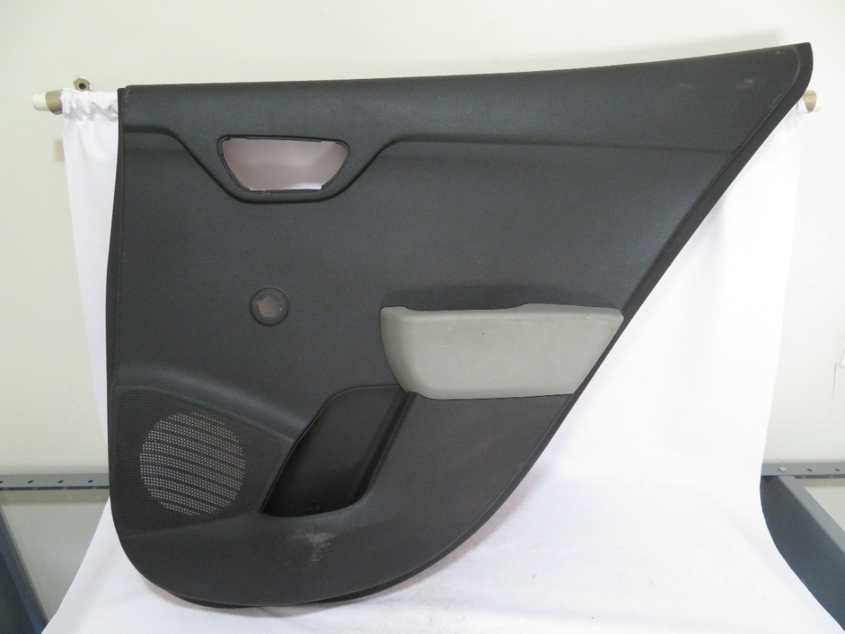 Tapa Vestidura Trasera Derecha Kia Rio Hatchback 2016-2023.