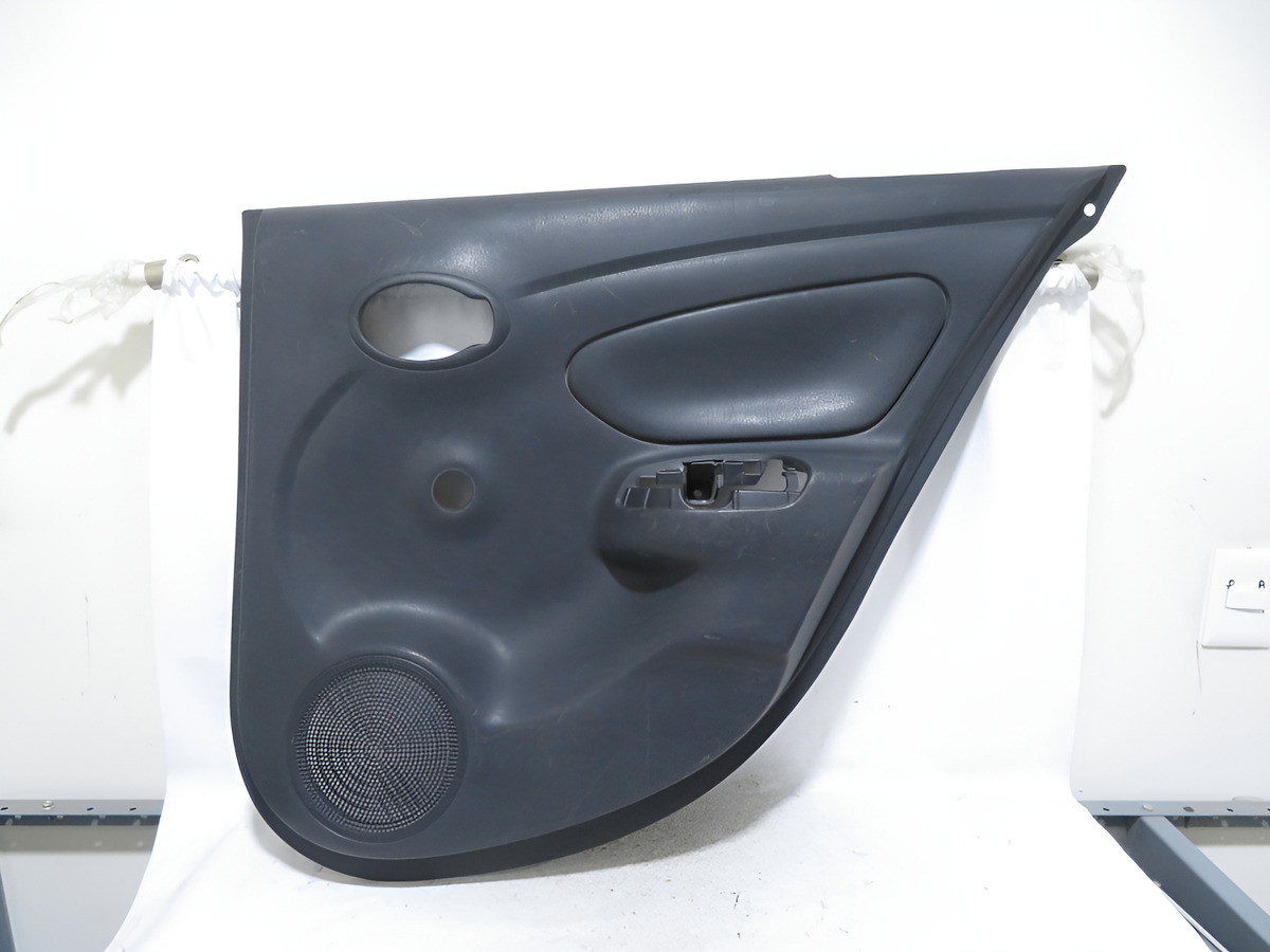 Tapa Vestidura Puerta Trasera Derecha Versa 2014 Manual Negro