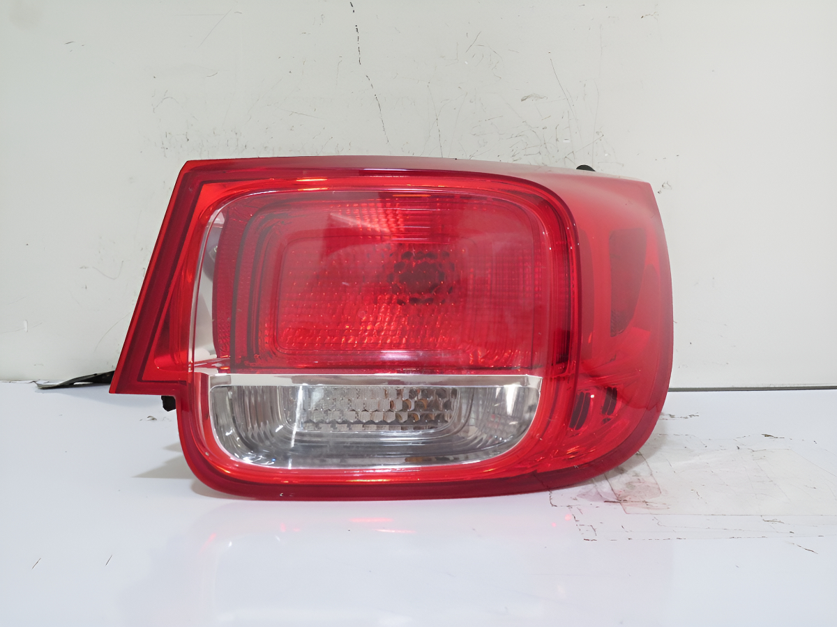 Calavera Exterior Derecha Malibu 2014. Derecho Rojo - vista 1