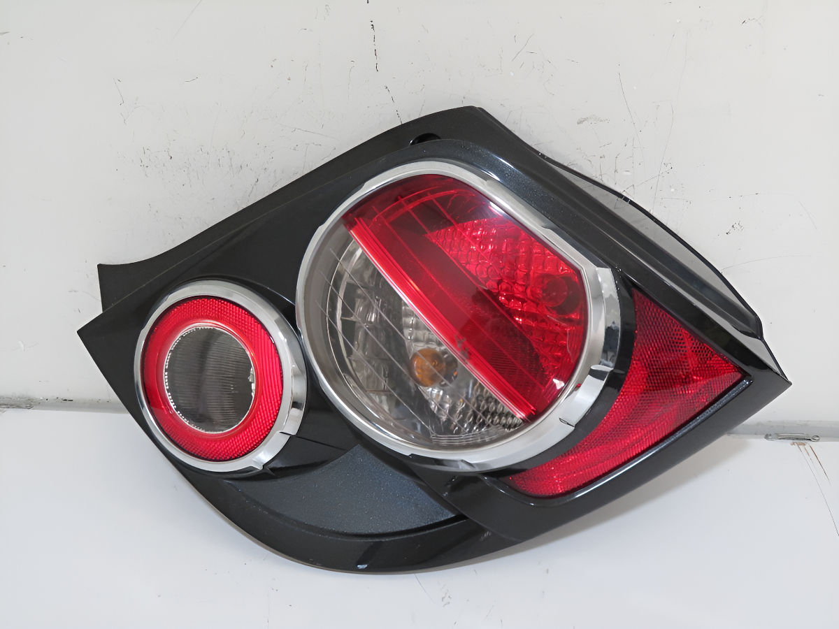 Calavera Derecha Chevrolet Sonic 2013 Hatch Back Derecho Rojo - vista 1