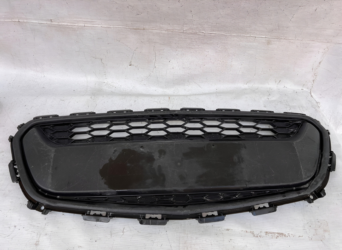 Parrilla Inferior Chevrolet Beat 2018-2021 Usado Original - Negro