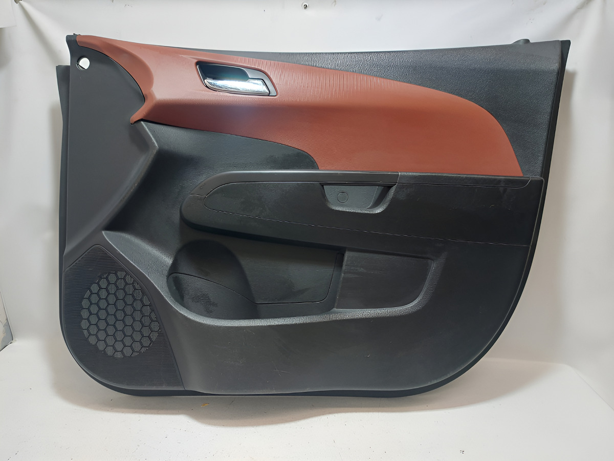 Chevrolet Sonic 2012-2016 Tapiceria De Puerta Delantera Rh
