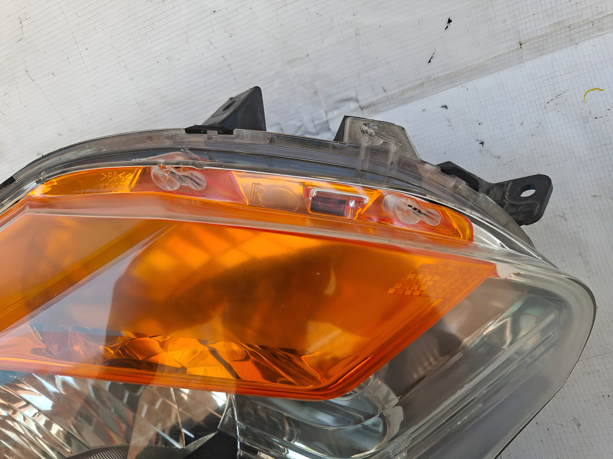Faro Derecho Mitsubishi L200 2016-2018 Usado Original - Negro