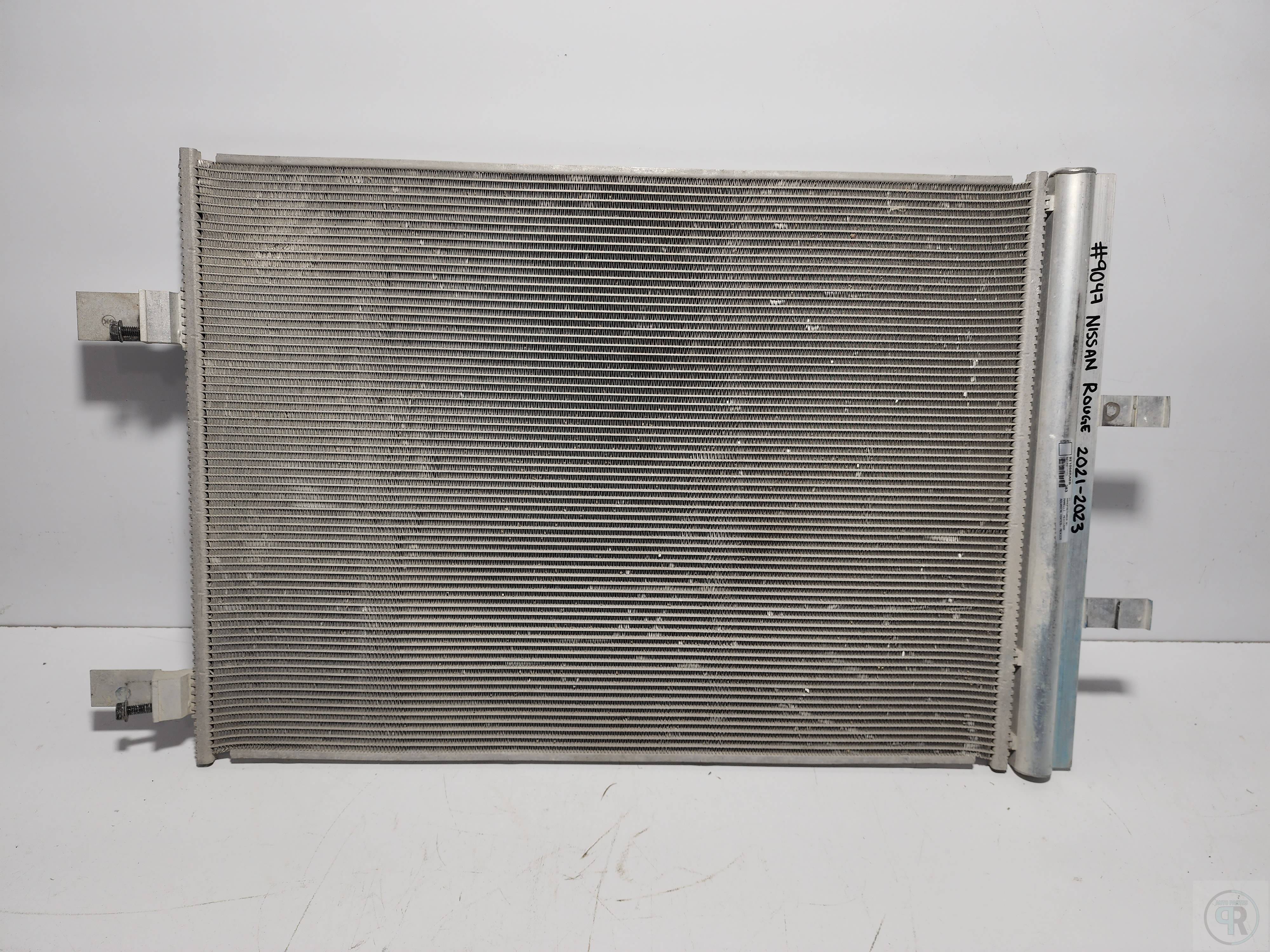 Nissan Rogue 2021 - 2023 Condensador Delantera Usado Original