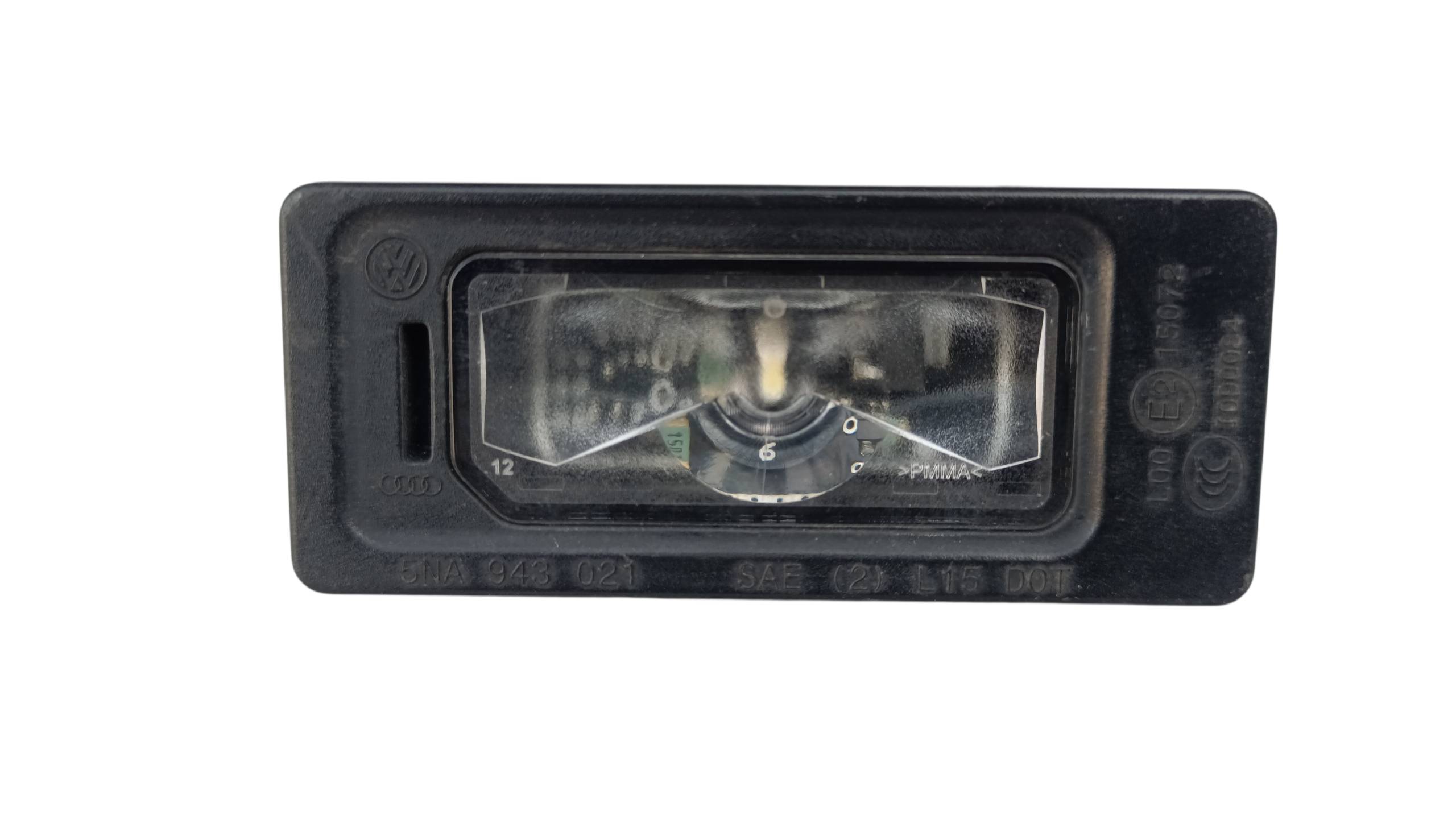 Volkswagen Passat 2016 - 2019 Luces de Placas Usado Original
