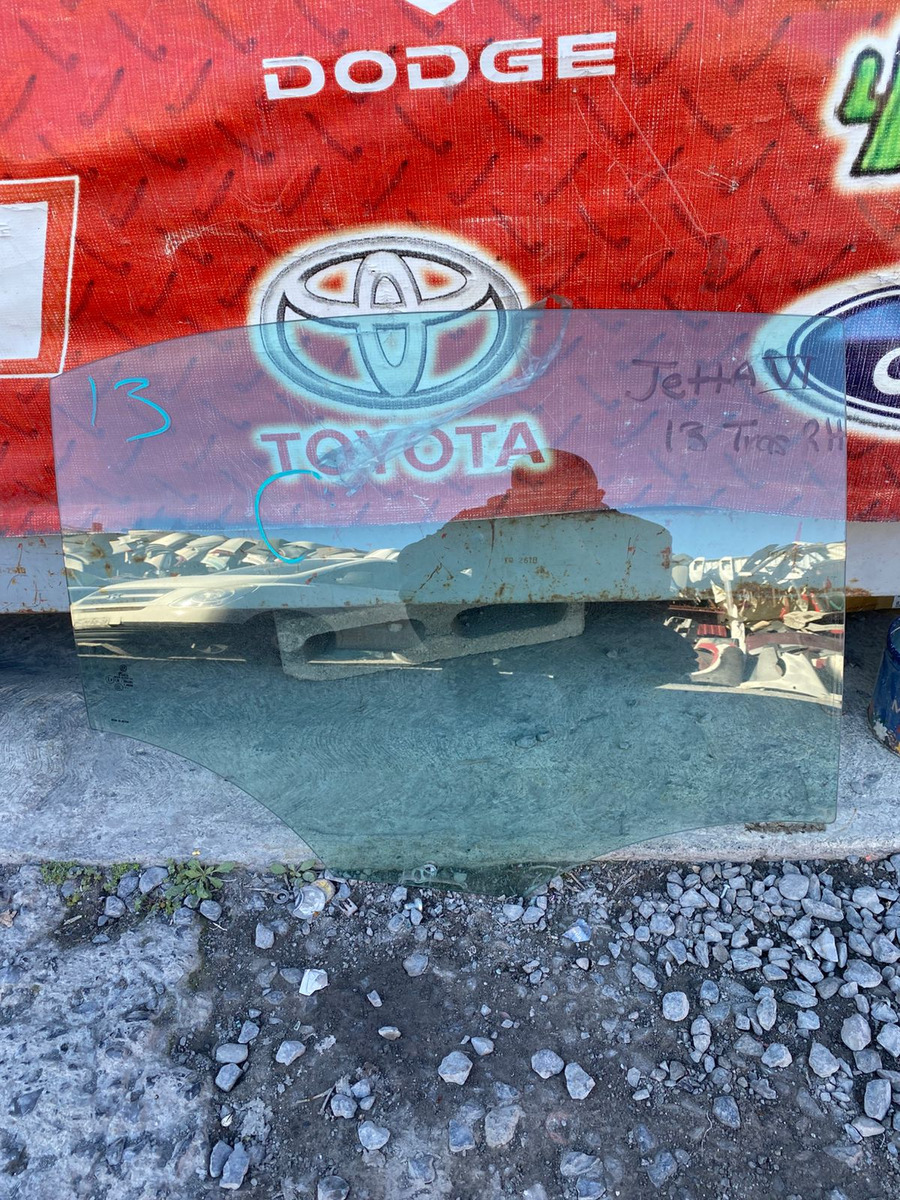 Volkswagen Jetta 2011 - 2016 Medallon Trasera Derecho Usado Original