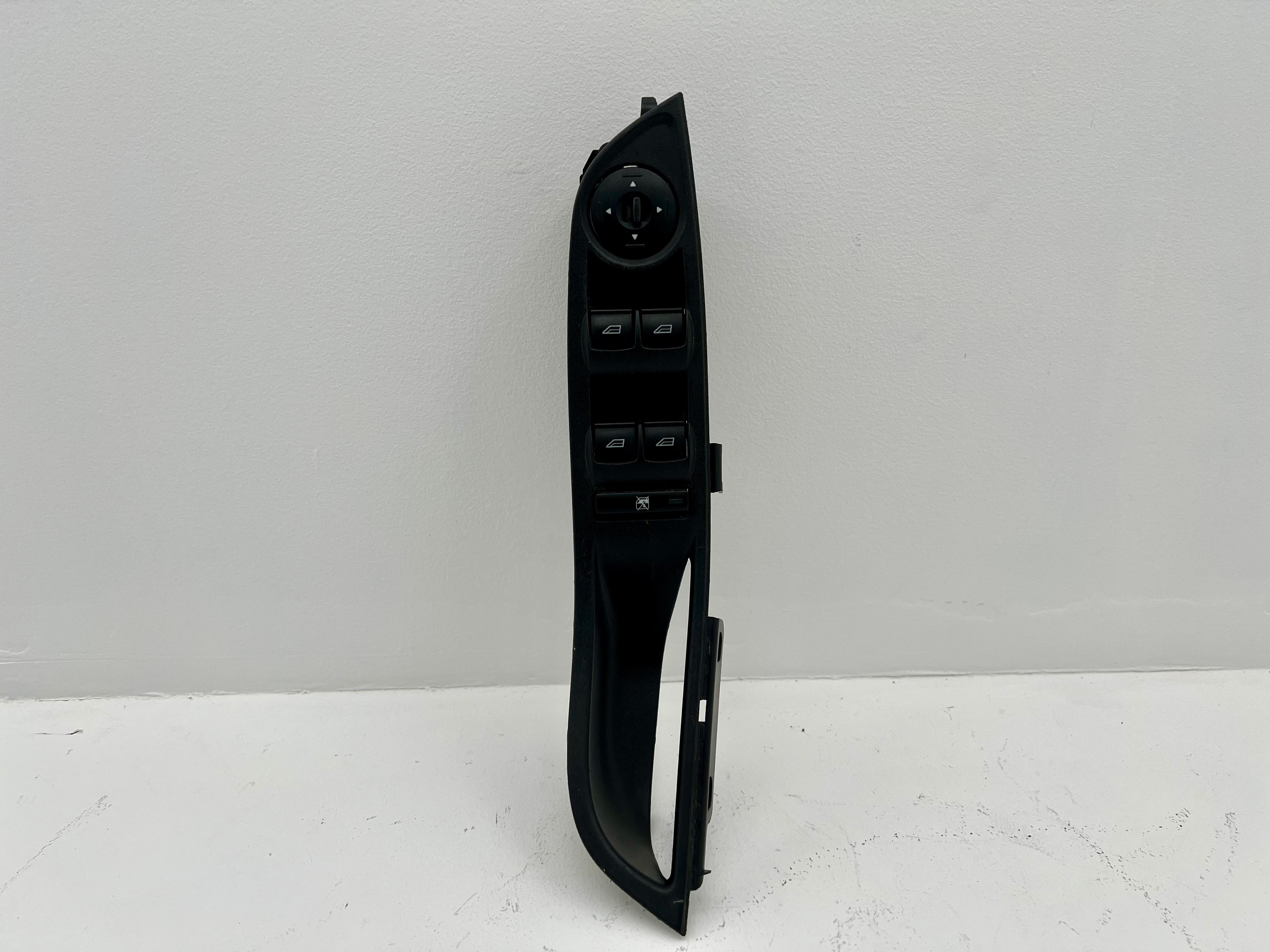 Ford Focus 2013 - 2019 Control de puerta Delantera Izquierdo Usado Original