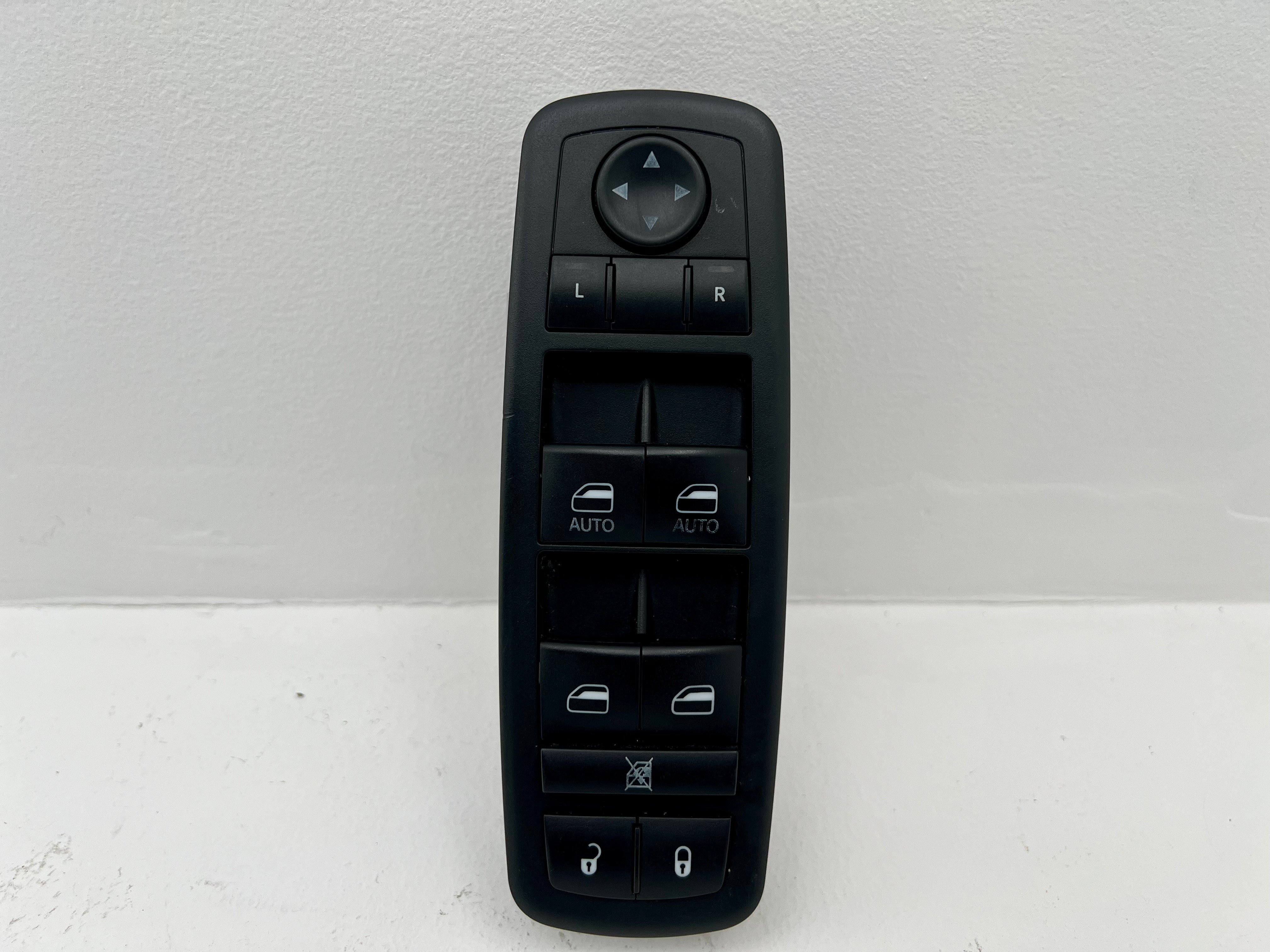 Jeep Grand cherokee 2011 - 2021 Control de puerta Delantera Izquierdo Usado Original
