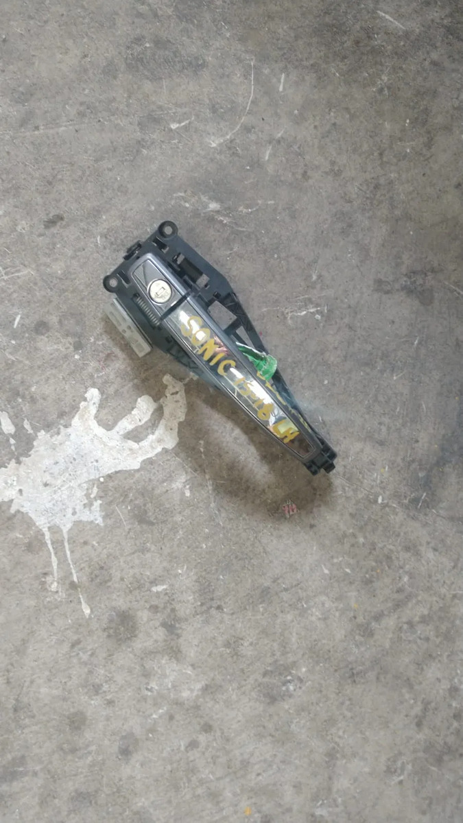 Manija Ext. Del Lh Chevrolet Sonic 2012-2016 Usado Original Plateado Delantera - vista 1