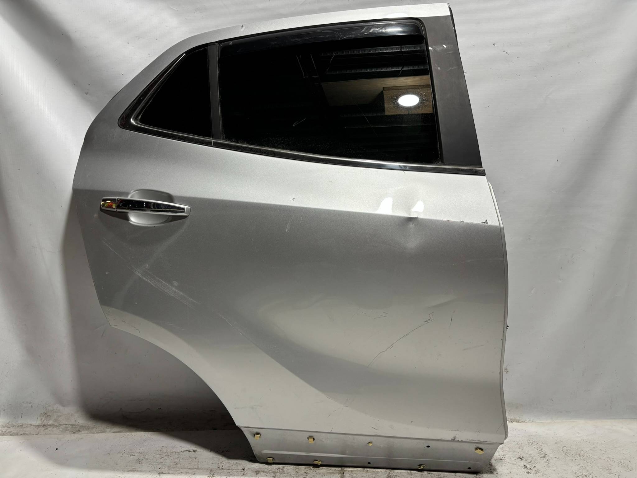 Buick Encore 2013 - 2019 Puerta Trasera Derecho Usado Original - vista 1