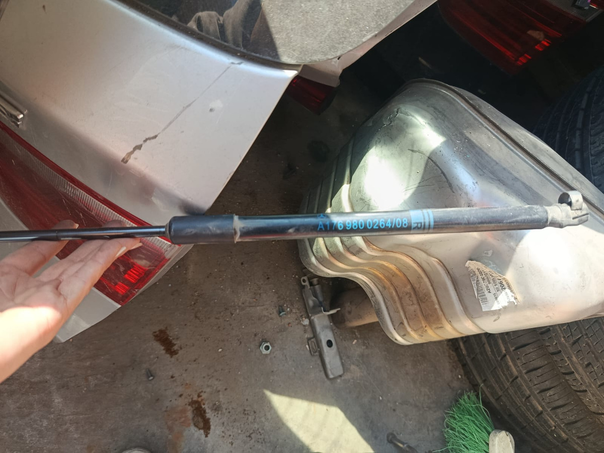 Par Amortiguadores Mercedes A200 Cajuela Originales