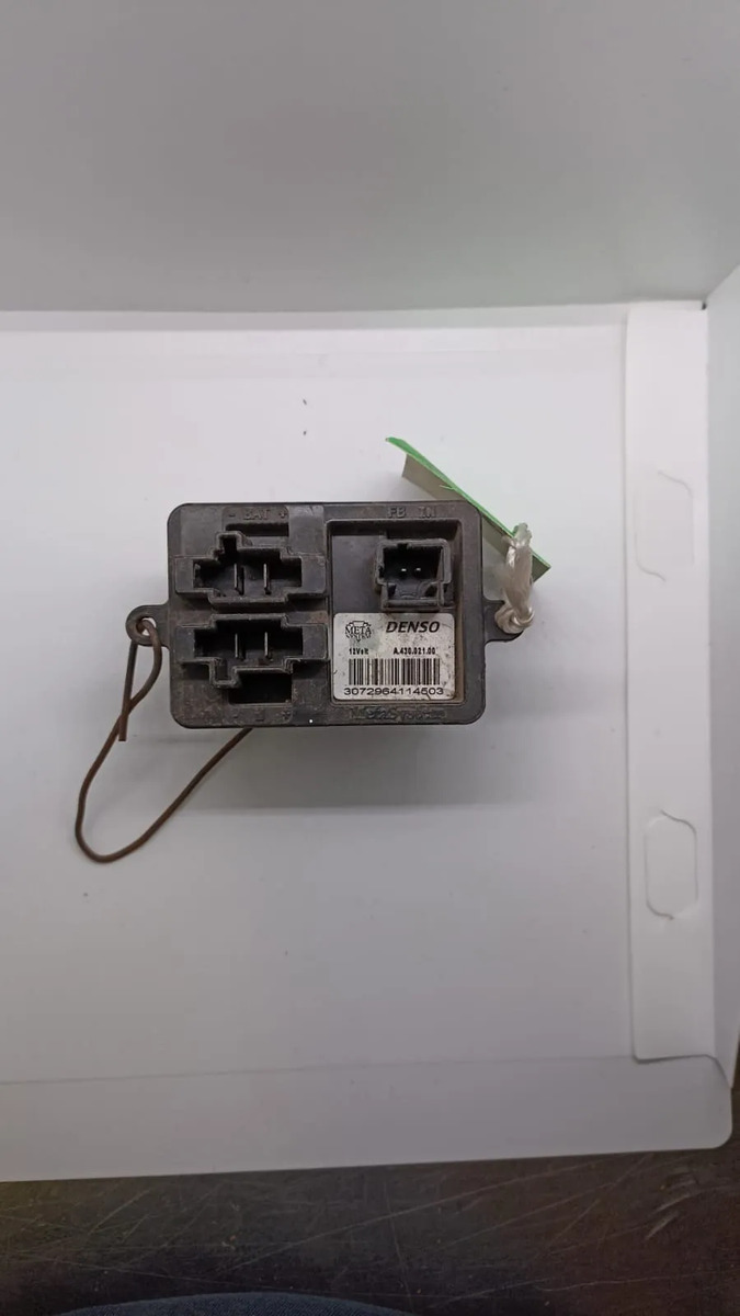 Switch Cierre Centralizado Y Esp Peugeot 301 14-18 Orig