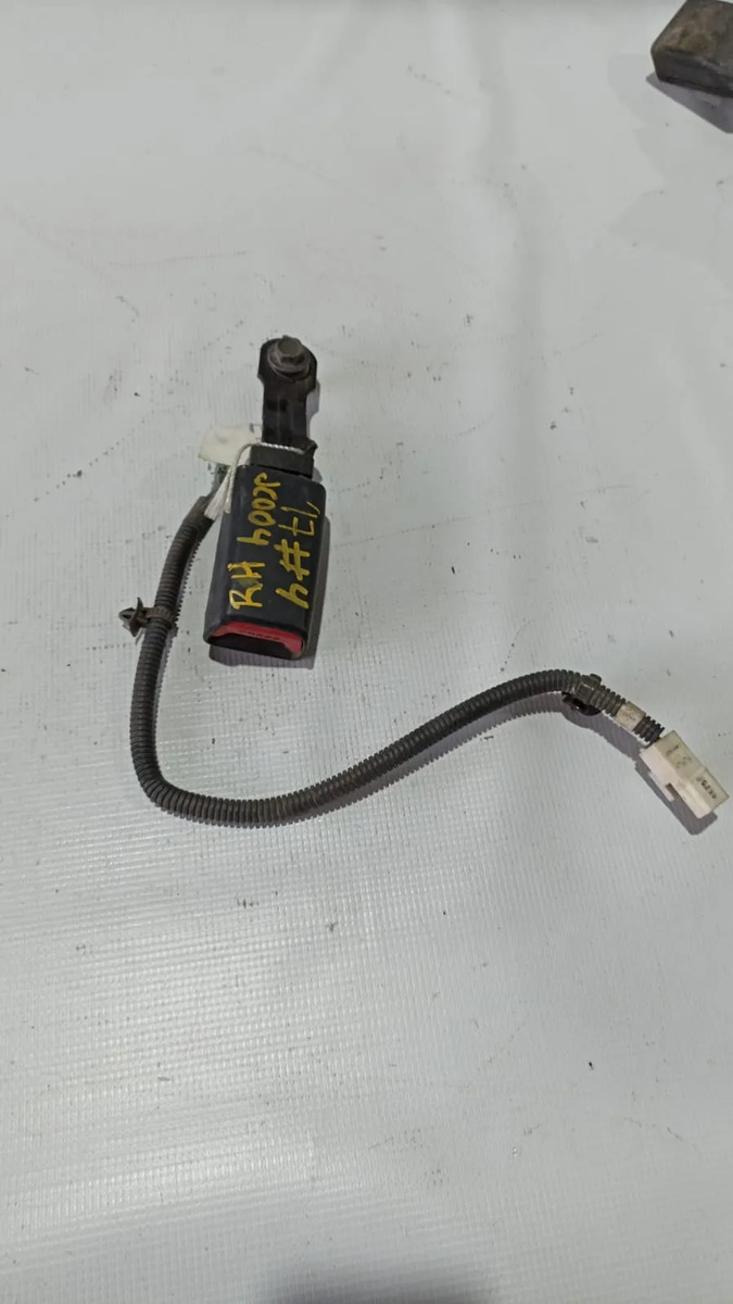 Broche De Cinturón Delantero Rh Kia Rio 2015-2017 Usado