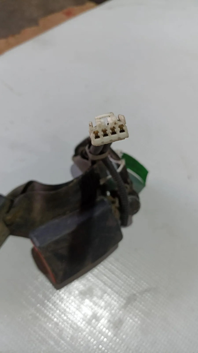 Broche De Cinturón Trasero Rh Kia Rio 2015-2017 Usado