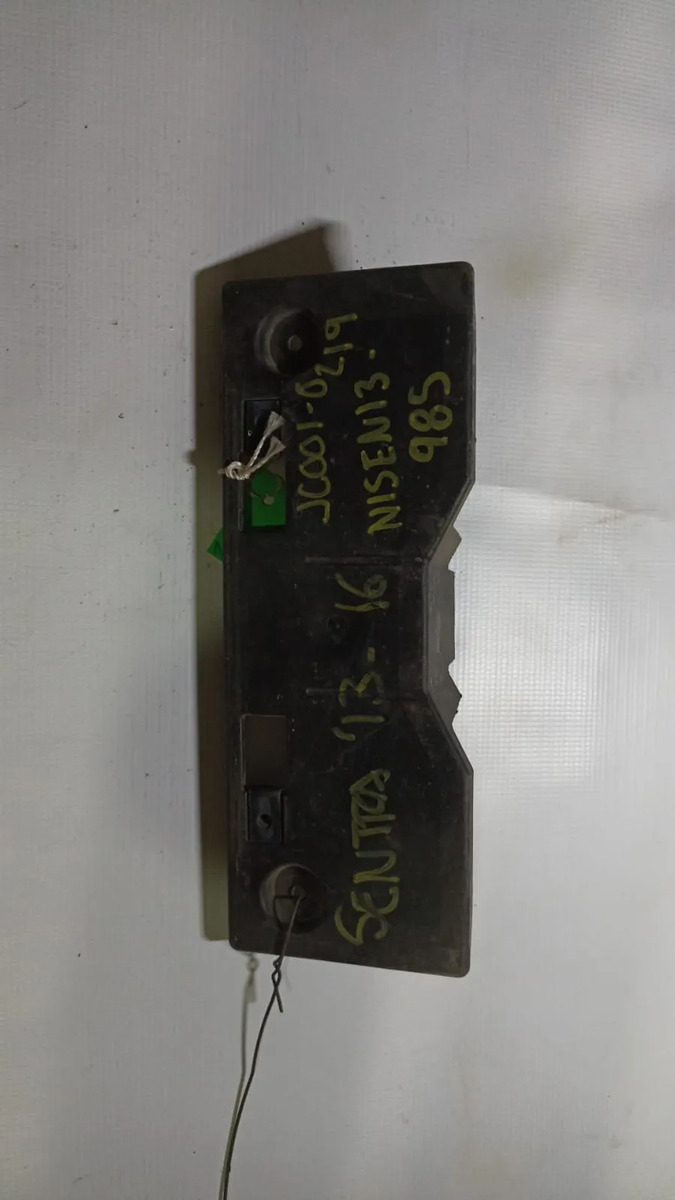 Porta Placas Delantero Nissan Sentra 2013-2016 Negro