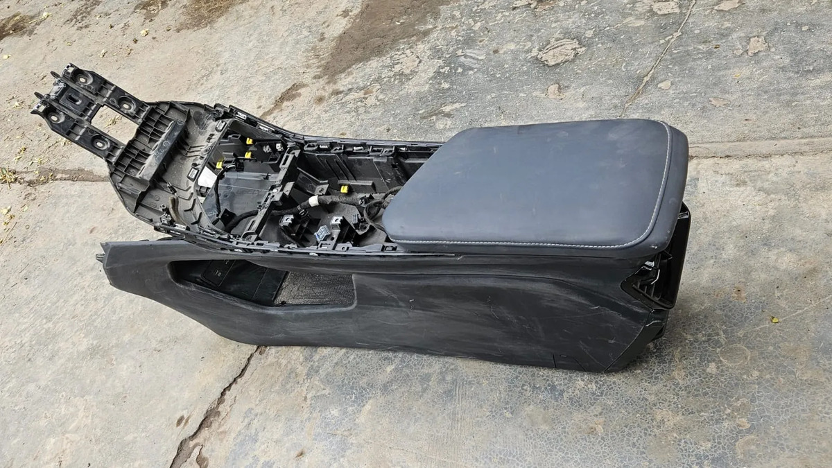 Geely Starray 2023-2026 Consola Central Reposabrasos