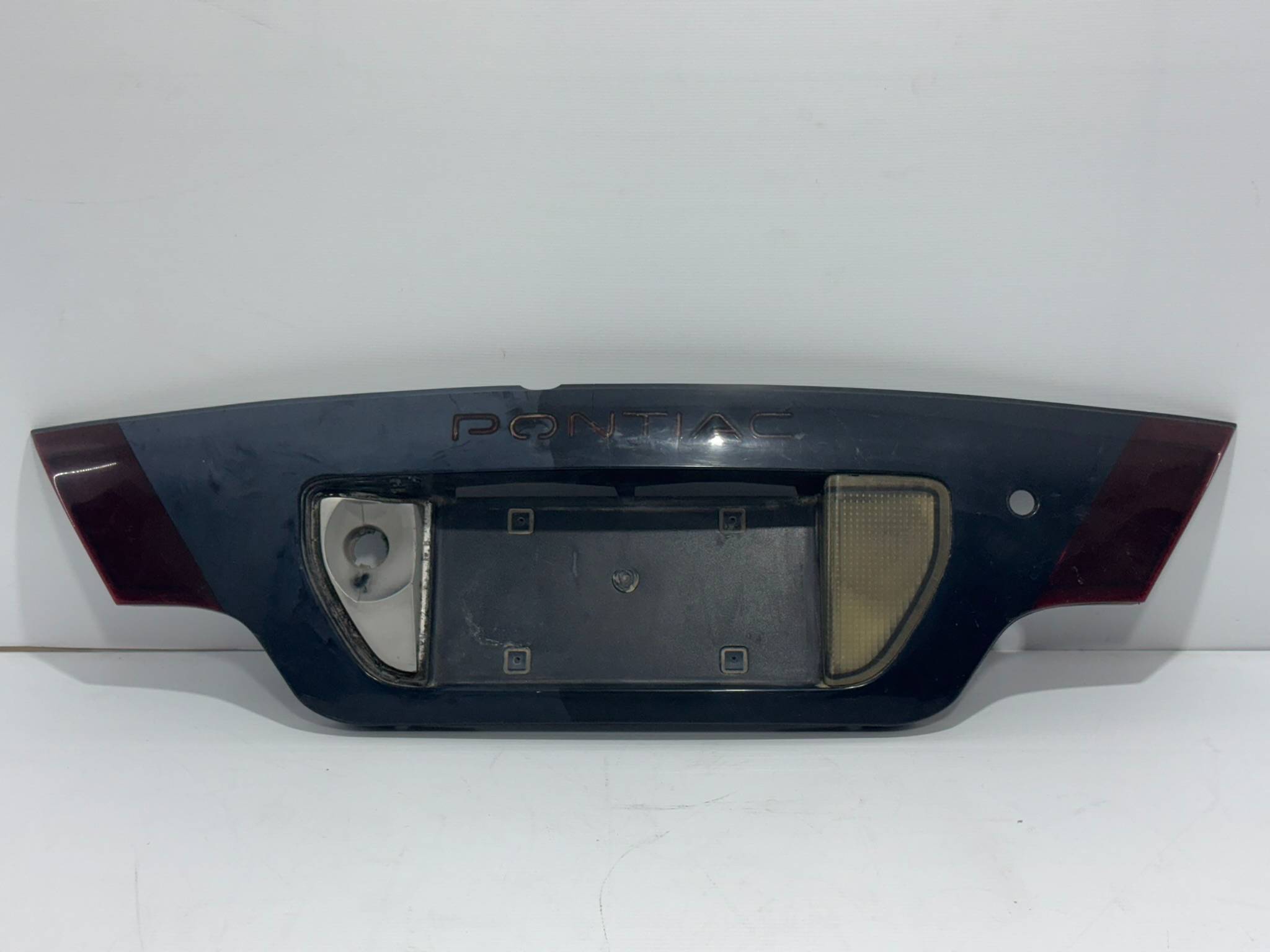 Pontiac Sunfire 1997 - 2001 Moldura para Cajuela Trasera Usado Original