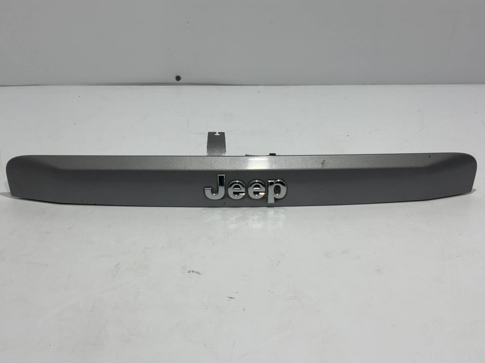 Jeep Compass 2007 - 2017 Moldura para Cajuela Trasera Usado Original