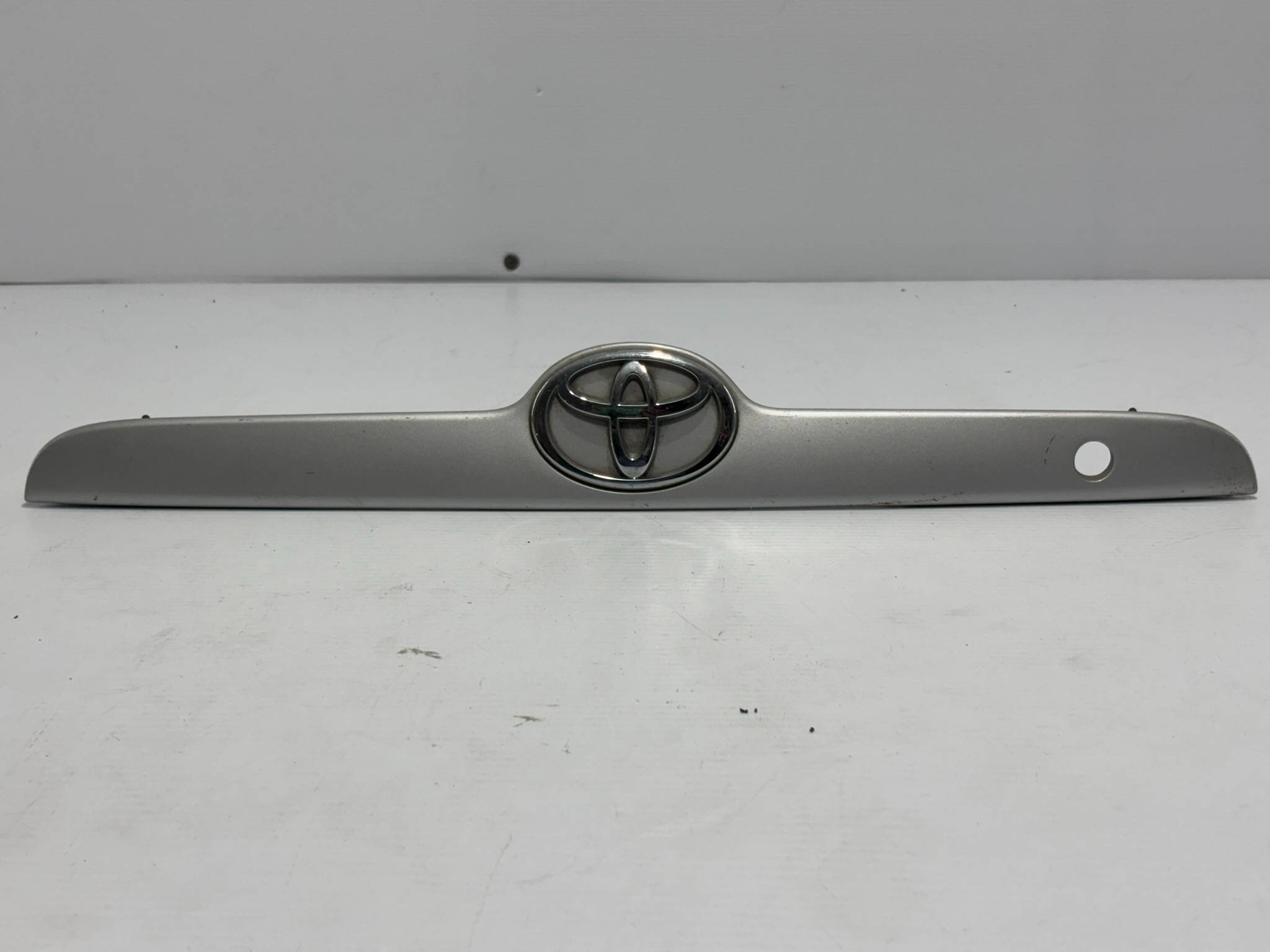 Toyota Corolla 2003 - 2008 Moldura para Cajuela Trasera Usado Original