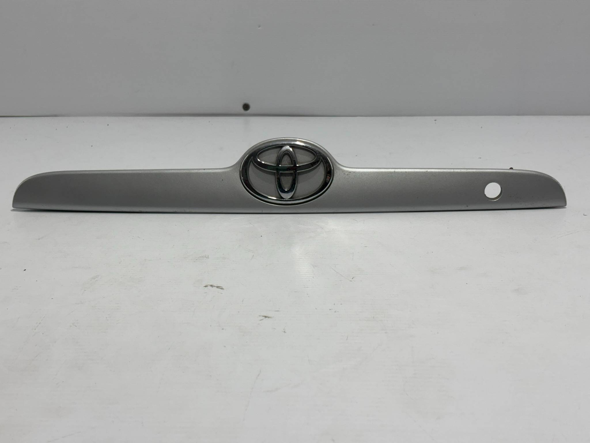 Toyota Corolla 2003 - 2008 Moldura para Cajuela Trasera Usado Original