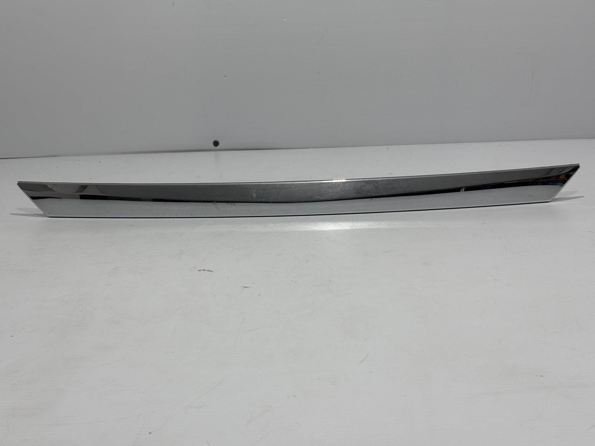 Nissan Sentra 2013 - 2016 Moldura para Cajuela Trasera Usado Original