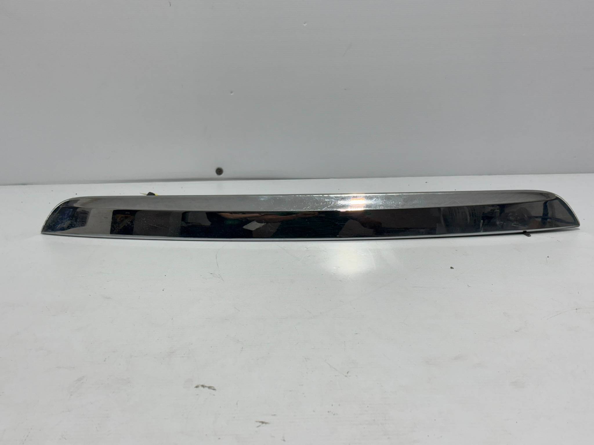 Chevrolet Sonic 2012 - 2017 Moldura para Cajuela Trasera Usado Original