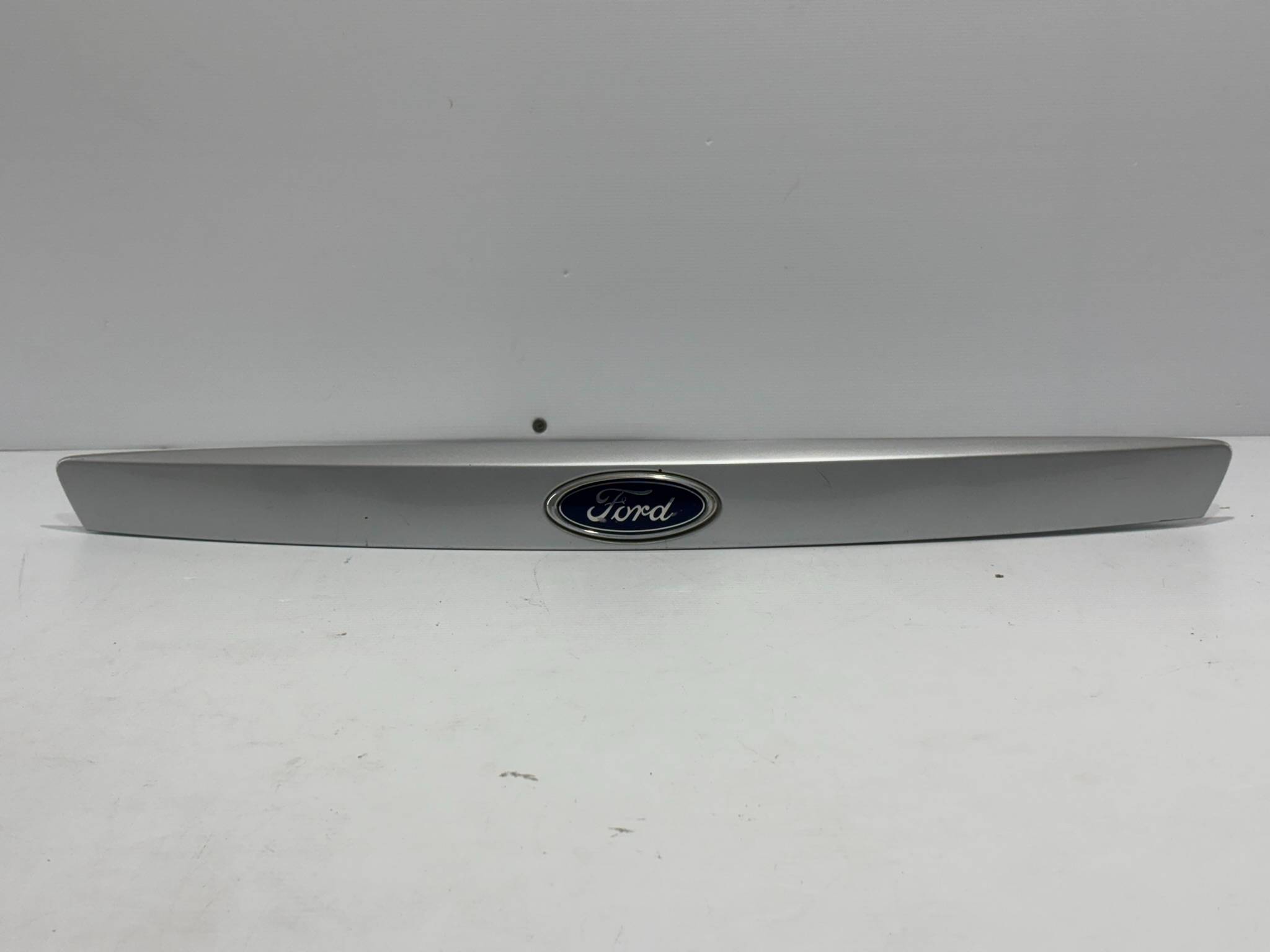 Ford Mondeo 2001 - 2007 Moldura para Cajuela Trasera Usado Original