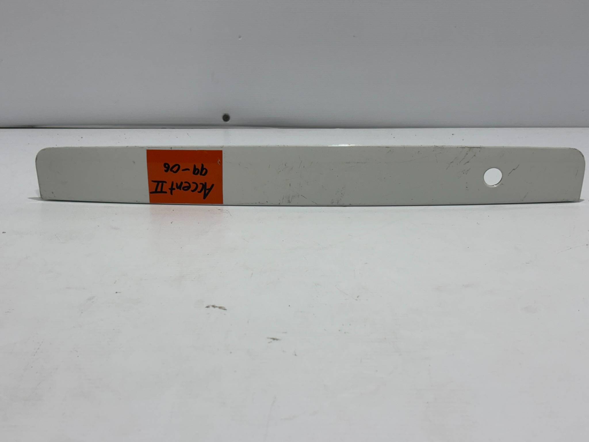 Hyundai Accent 1999 - 2006 Moldura para Cajuela Trasera Usado Original