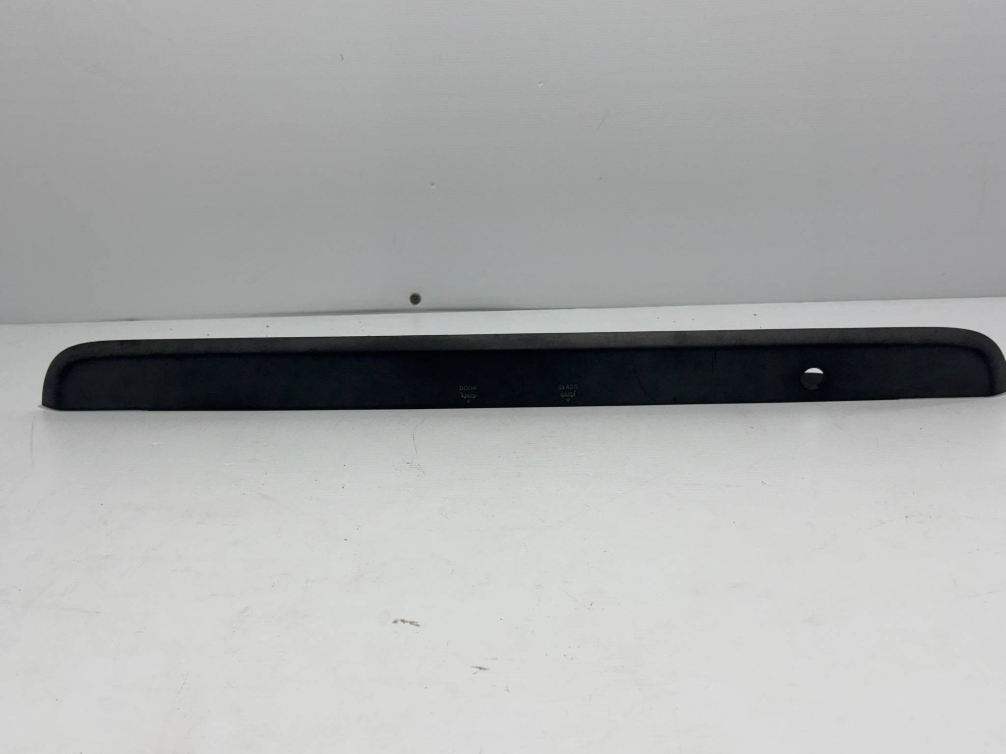 Ford Escape 2001 - 2007 Moldura para Cajuela Trasera Usado Original